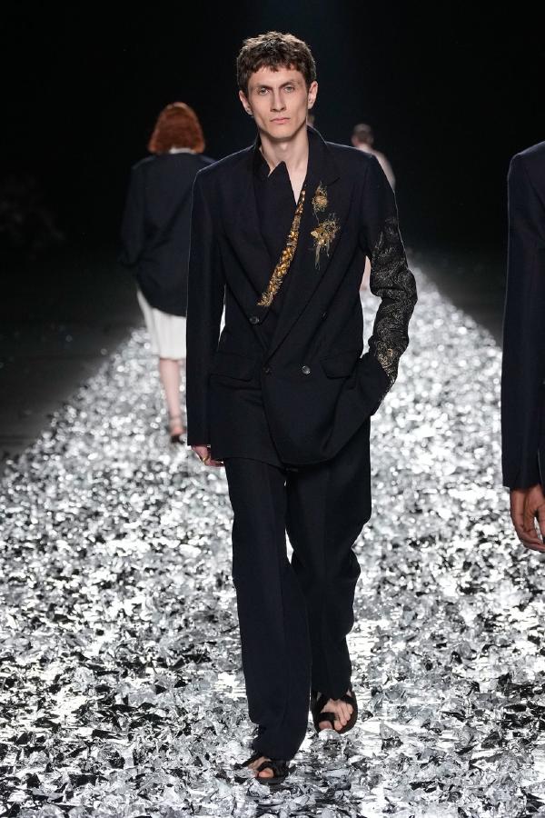 DRIES VAN NOTEN 25ss ランウェイモデル刺繍ブレザー Dries Van Noten Spring 2025 Menswear collection - Fashionela