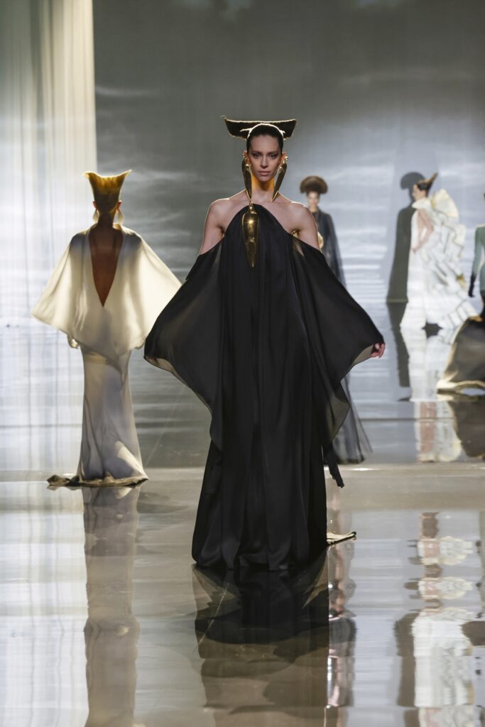 Stephane Rolland Spring 2025 Haute Couture collection: From Josphine Baker to BrancusiFashionela Stephane Rolland Spring 2025 Haute Couture collection: From Josphine Baker to BrancusiFashionela